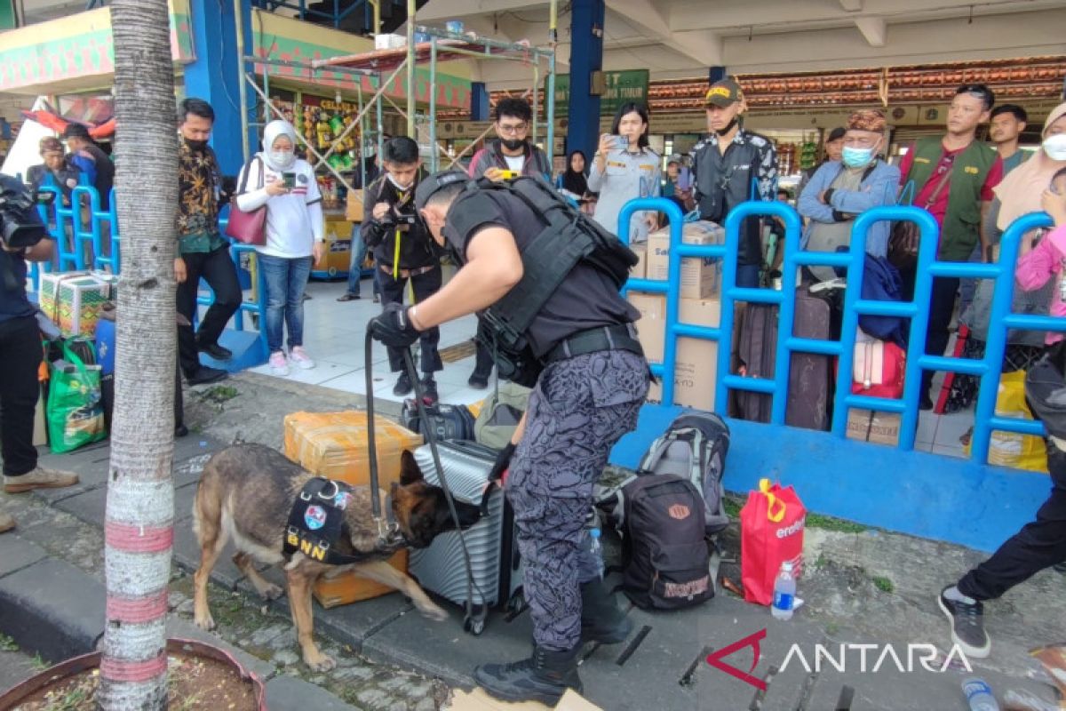 Anjing pelacak BNN sisir Kampung Rambutan cegah pengiriman narkoba