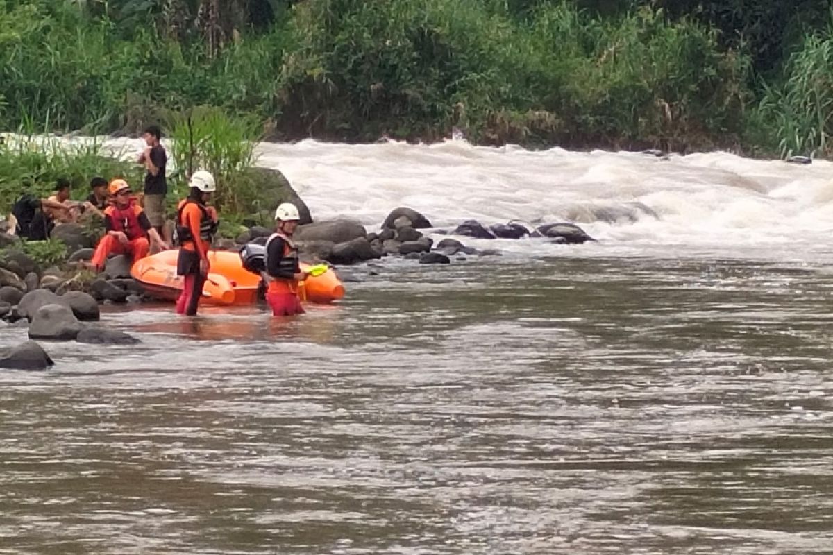 Basarnas bantu pencarian lansia hanyut di Sungai Batang Sinamar Tanah Datar