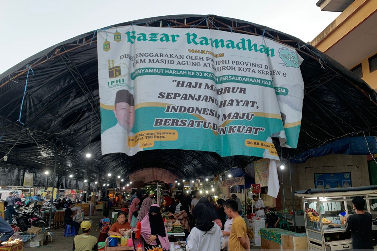 Bazar Takjil Ramadhan Masjid Agung Banten Ramai Dikunjungi