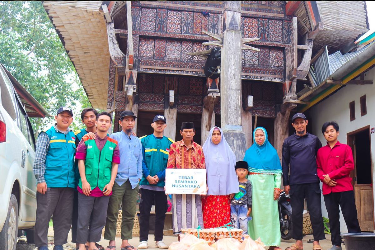 WIZ menyalurkan 300 paket Lebaran di Toraja Utara