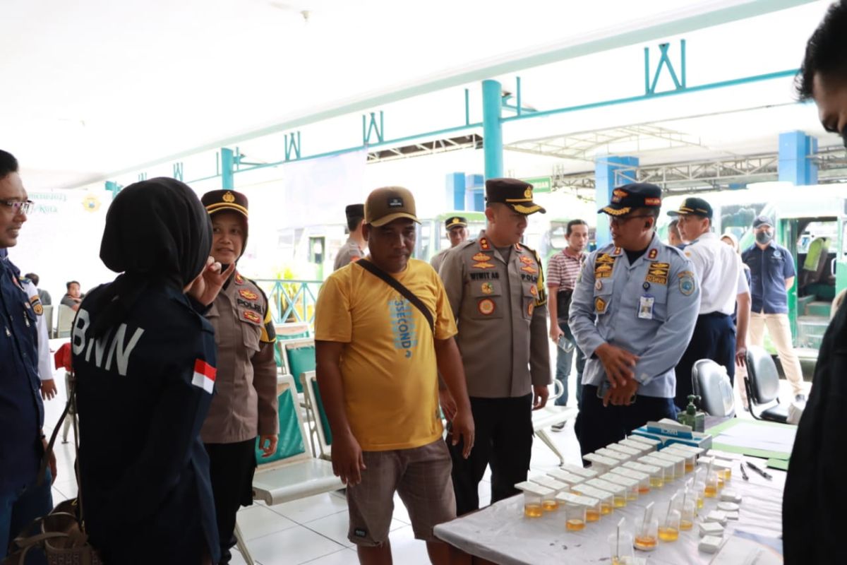 Polres Mojokerto Kota -BNN tes urine puluhan awak bus