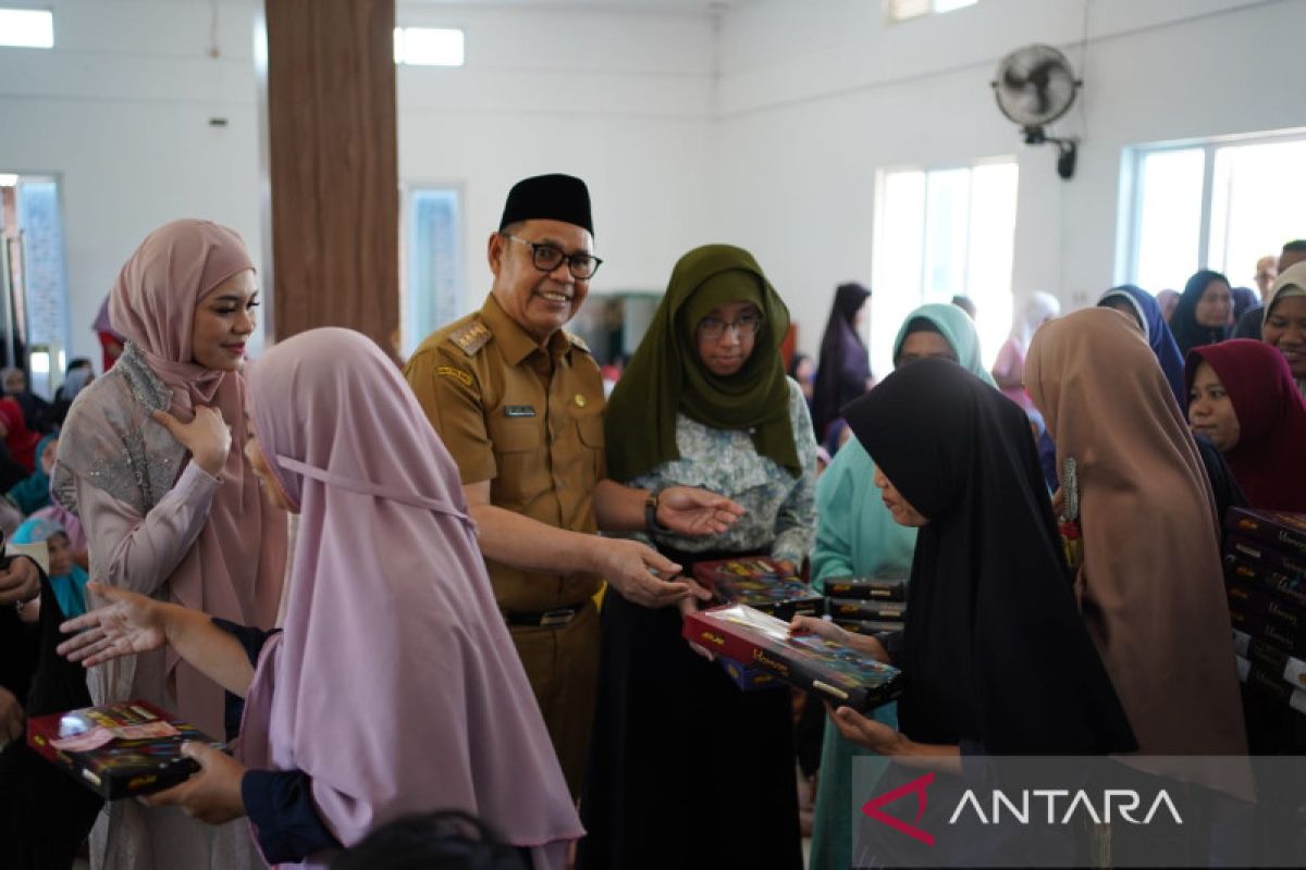 Bupati Solok serahkan zakat untuk masyarakat membutuhkan