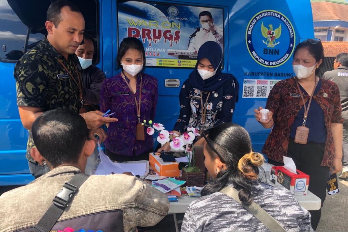 BNN tes urine supir bus dan pemudik di Terminal Mengwi Bali