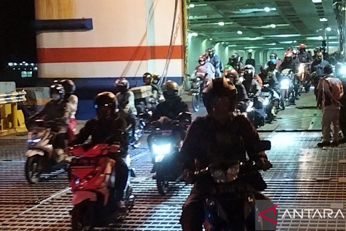 Pemudik pemotor terus berdatangan di Pelabuhan Bakauheni pada H-4 Lebaran 2023