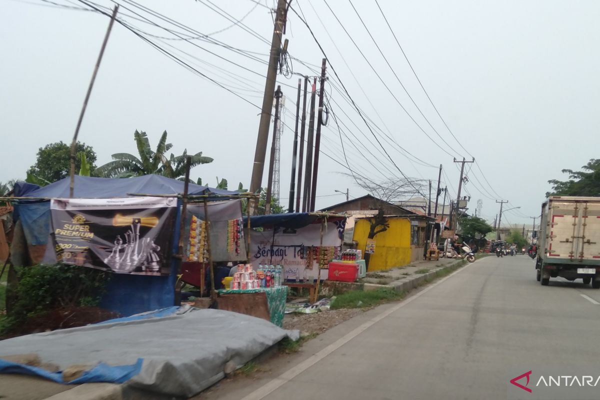 Warung dadakan bermunculan di sepanjang jalur mudik Karawang