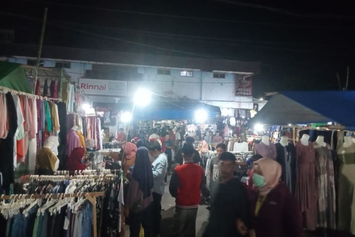 Pasar tumpah malam jelang Lebaran di Lombok Tengah ramai pembeli