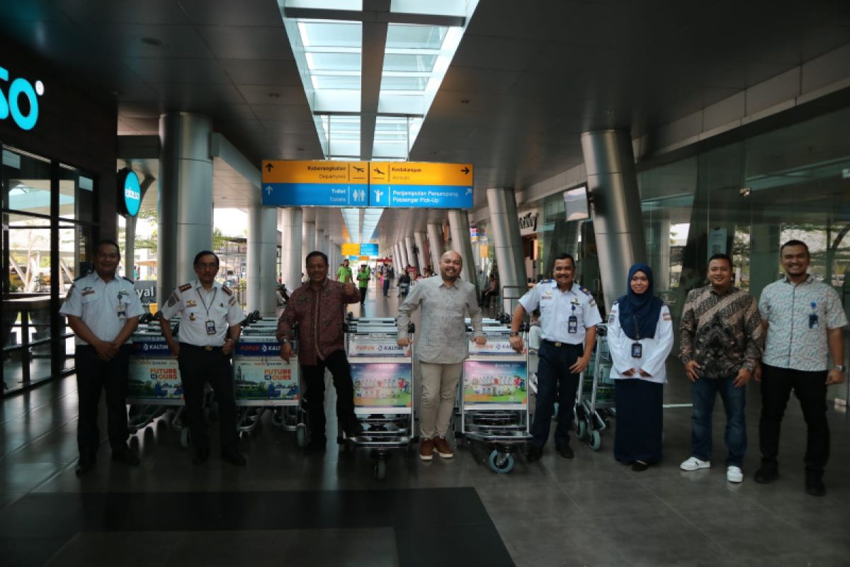 Pupuk Kaltim serahkan bantuan 25 troli ke Bandara APT Pranoto Samarinda