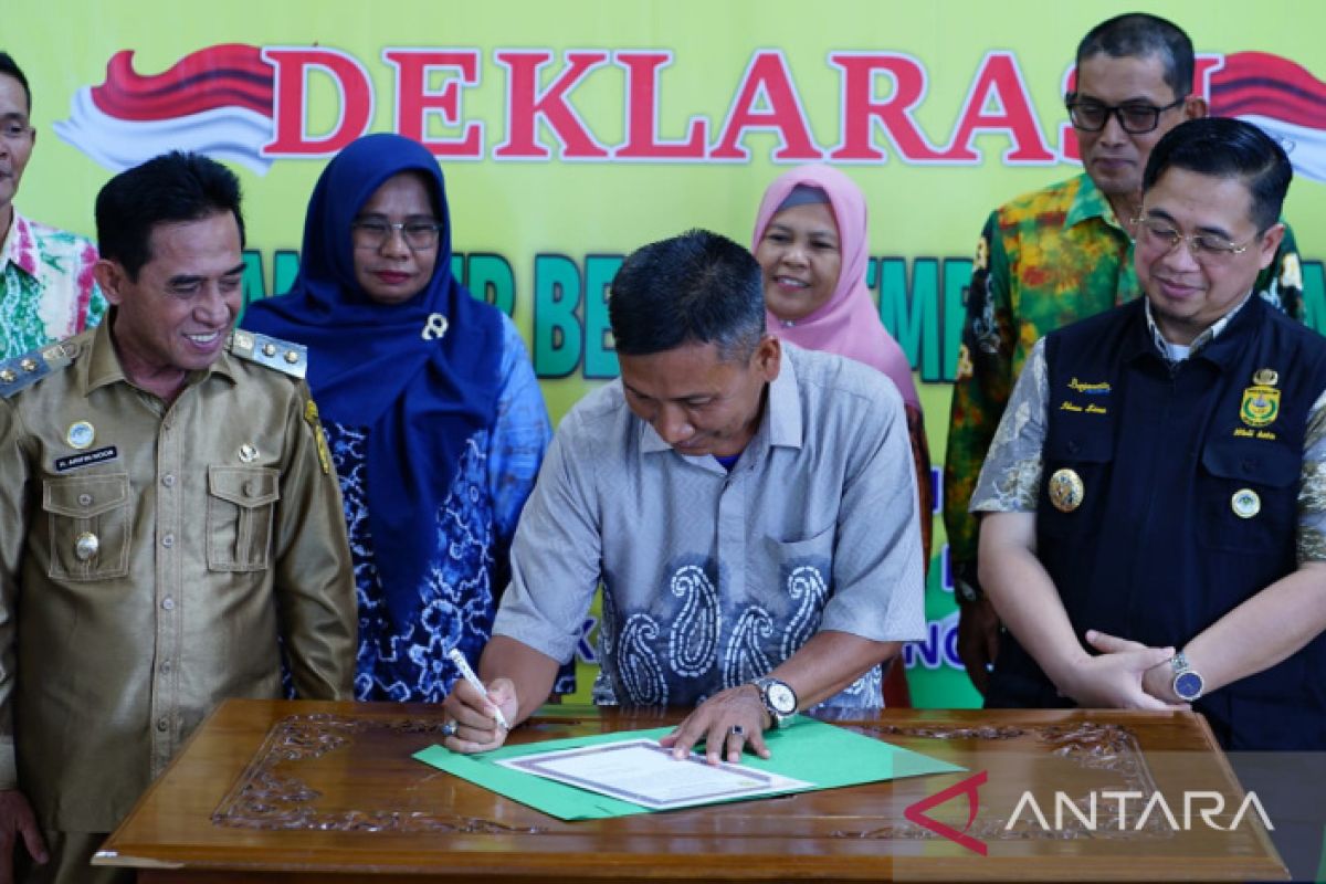Banjarmasin's 10 urban villages declaring stop open defecation