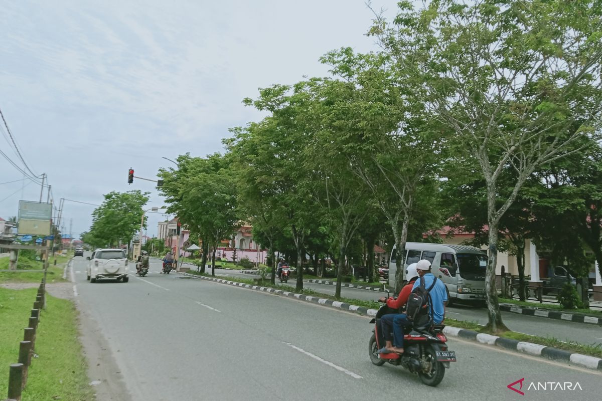 ARUS MUDIK- Mobilitas arus mudik Lebaran jalur darat  di Penajam terpantau lengang