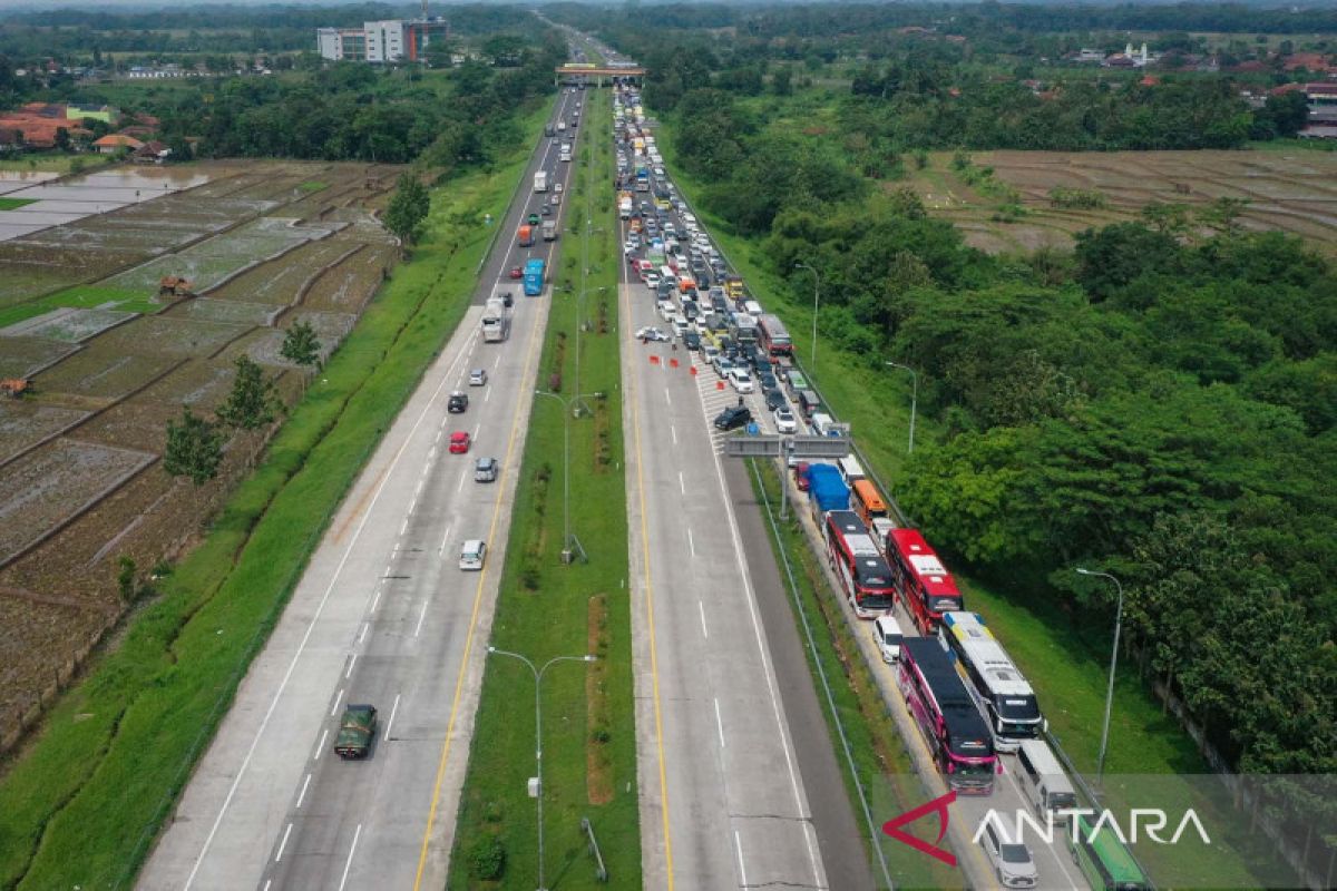 Penerapan satu arah tol Cipali ke arah Jateng ANTARA News(00)