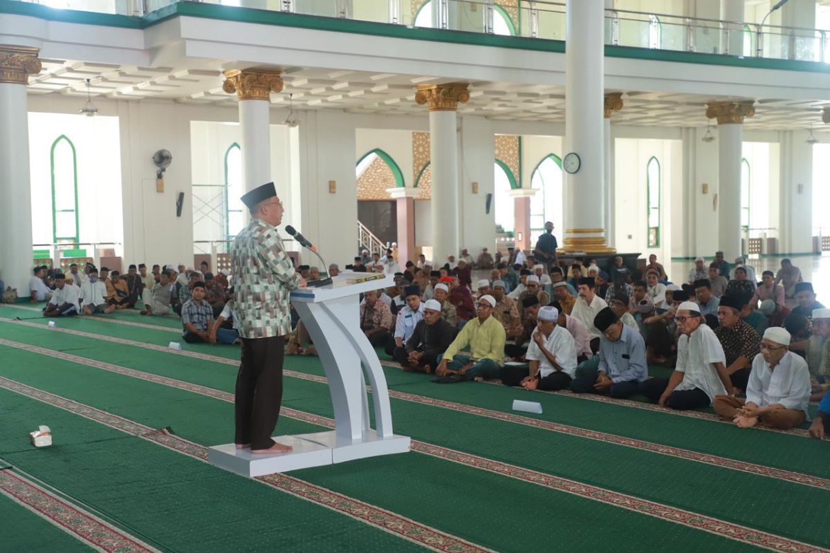 Wali Kota Ternate  serahkan zakat untuk 670 imam masjid