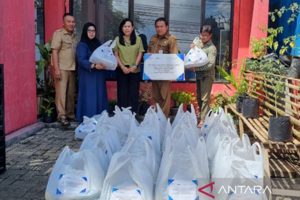 Angkasa Pura 1 berbagi paket sembako warga kurang mampu di Sulut