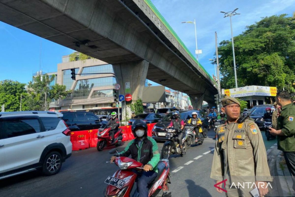 Dishub DKI buka pagar beton Simpang Santa usai evaluasi kemacetan