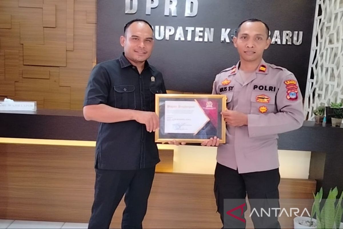 Ketua DPRD Kotabaru berikan penghargaan jajaran Polsek Kelumpang Selatan