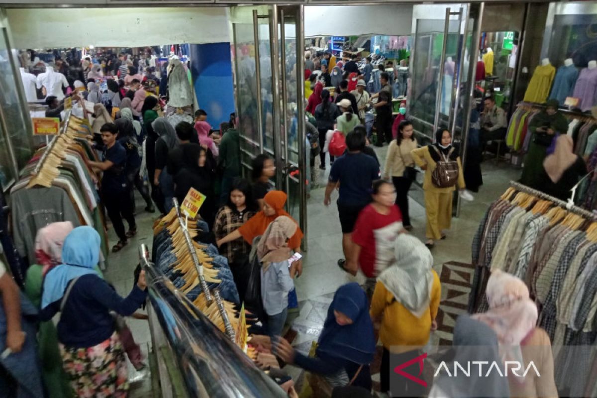 Kawasan Blok A Pasar Tanah Abang masih dipadati pengunjung