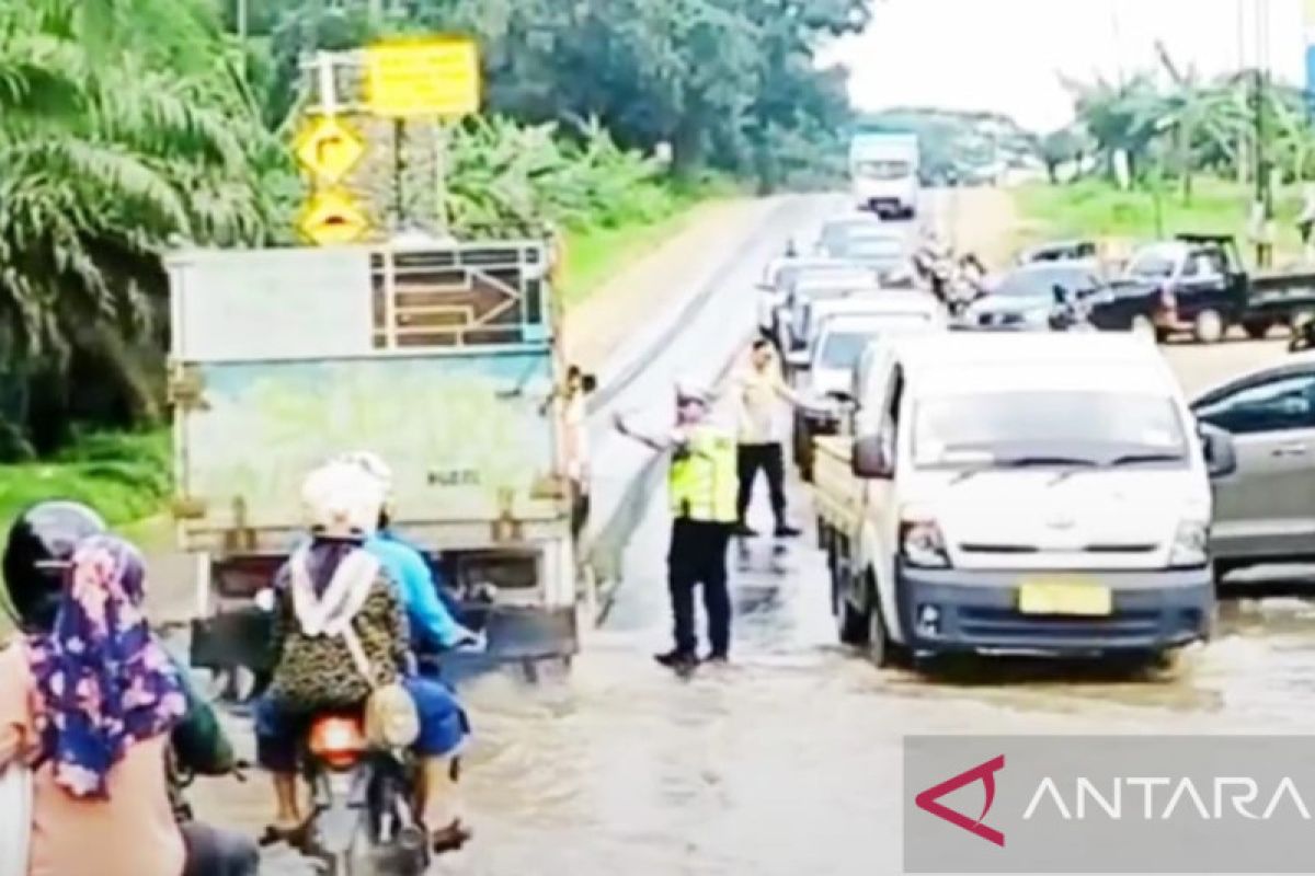 Genangan air ganggu arus lalu lintas ruas Palembang -Betung