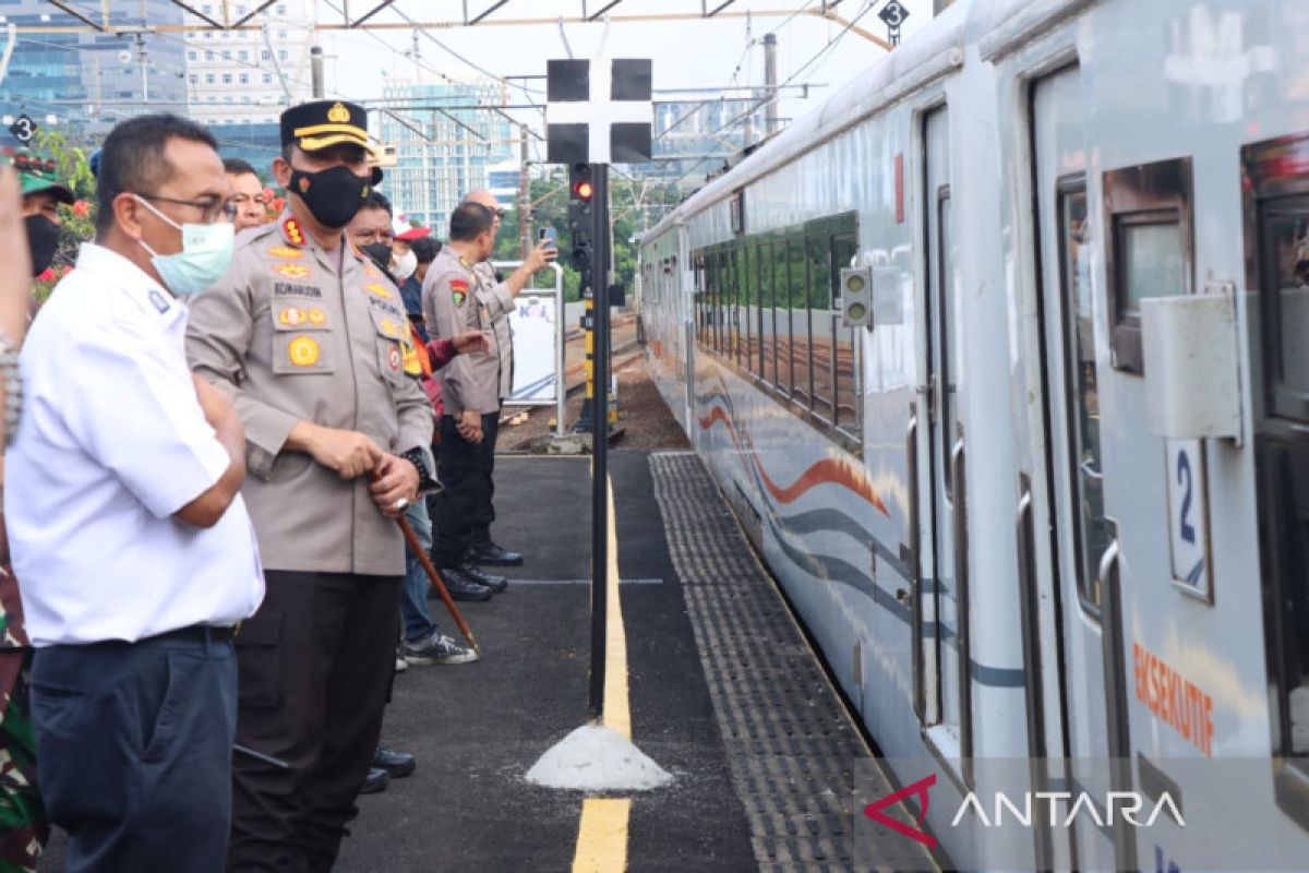 40.700 penumpang berangkat dari Stasiun Gambir dan Pasar Senen pada H2