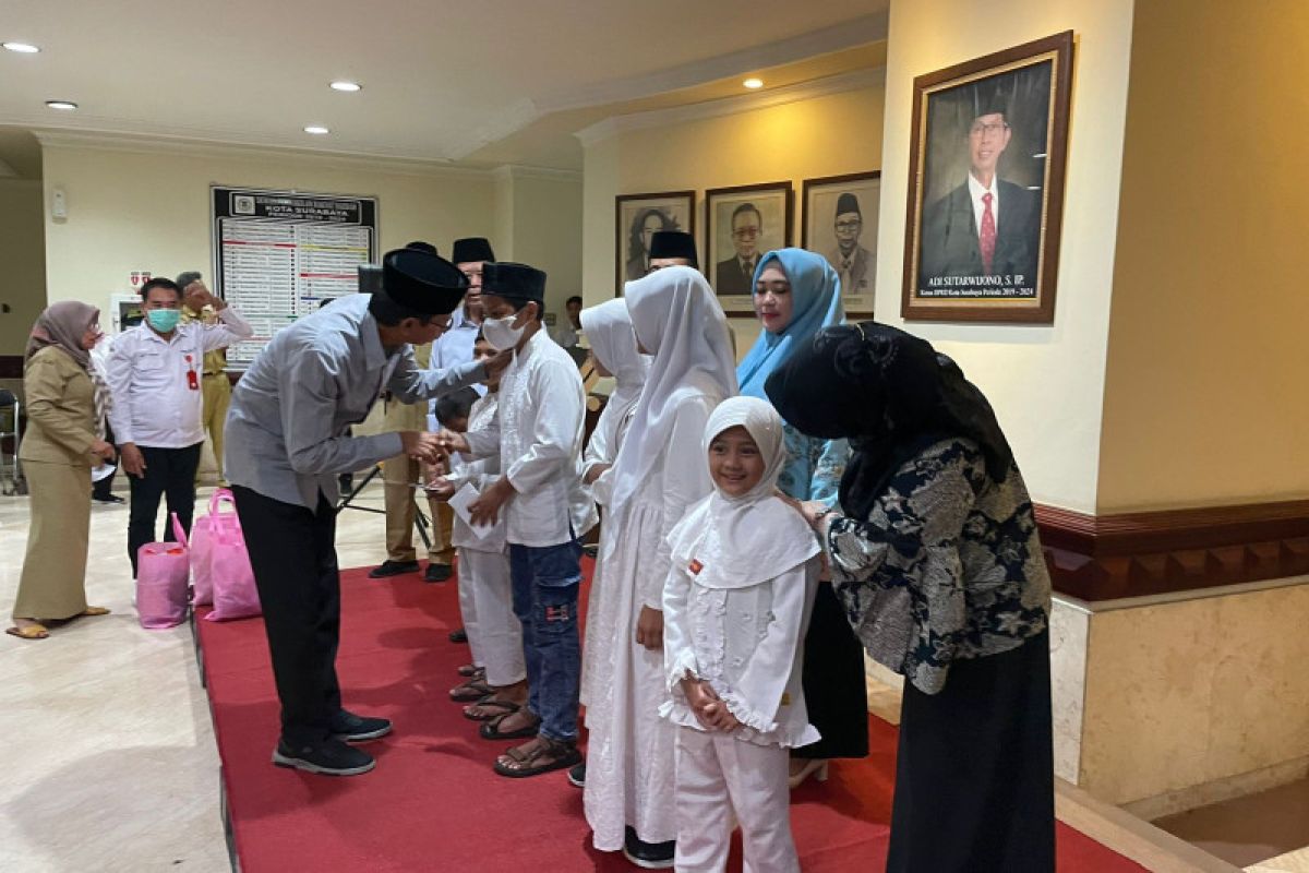 Pimpinan dan anggota DPRD Surabaya beri santunan ratusan anak yatim dan piatu
