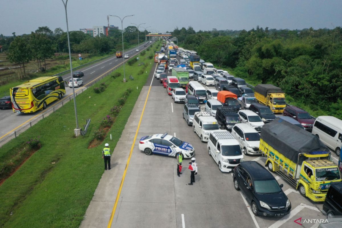 Sistem satu arah diterapkan dari KM 72 hingga KM 414 Tol Cipali hingga tengah malam