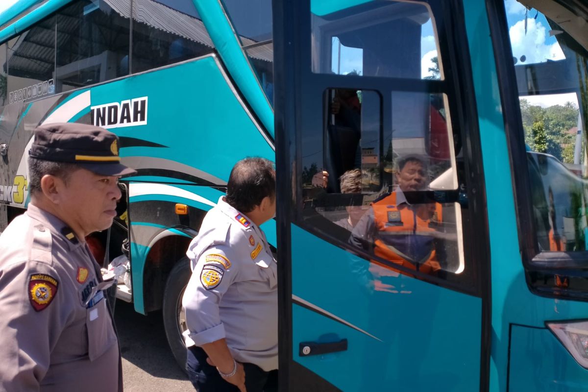 Petugas tunda keberangkatan satu bus AKAP angkut pemudik