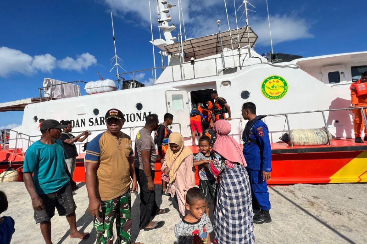 Tim SAR evakuasi sembilan pemudik dari perairan Pulau Pemana NTT