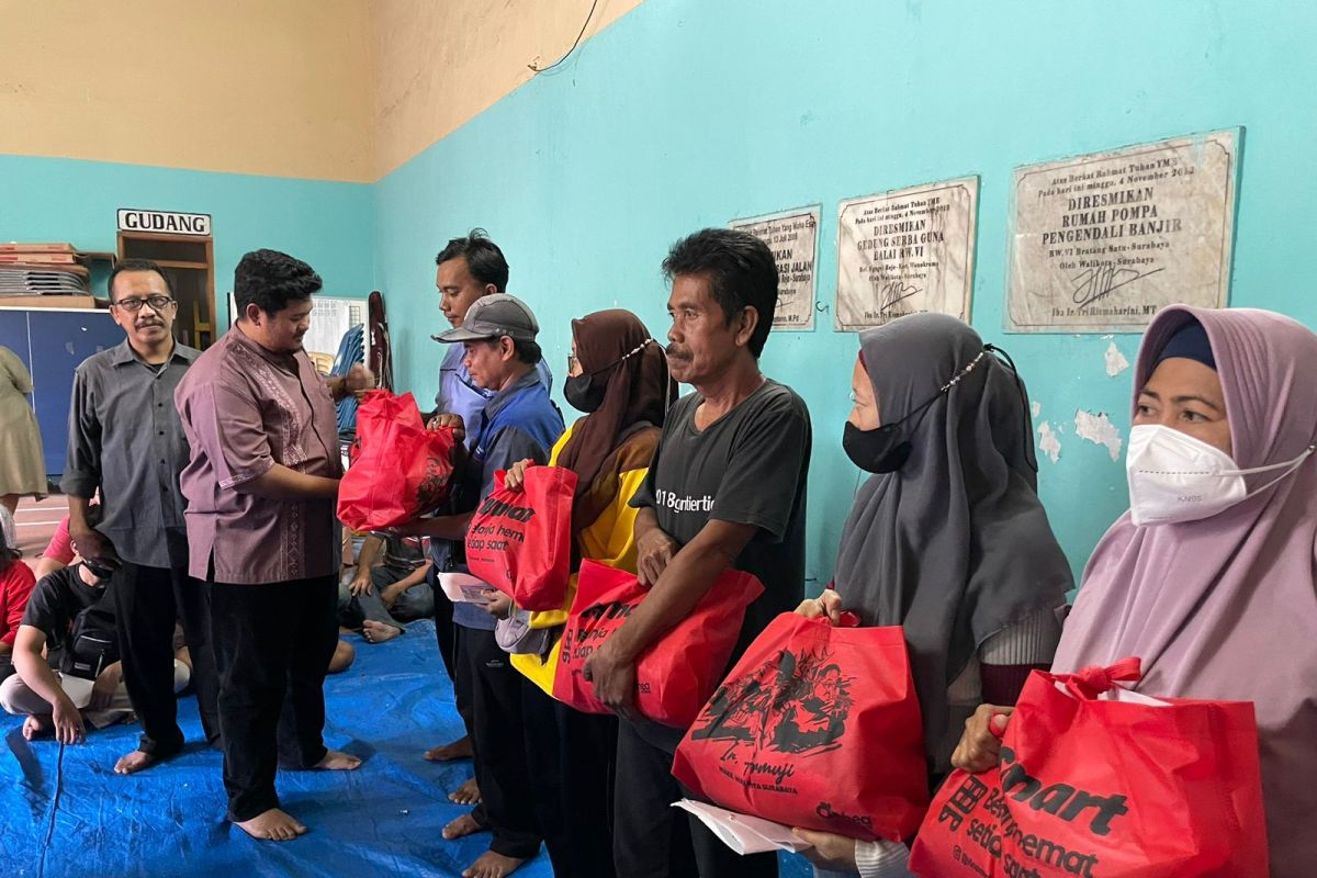 Putra Wawali Surabaya bagikan 500 bingkisan Ramadhan ke warga tak mampu