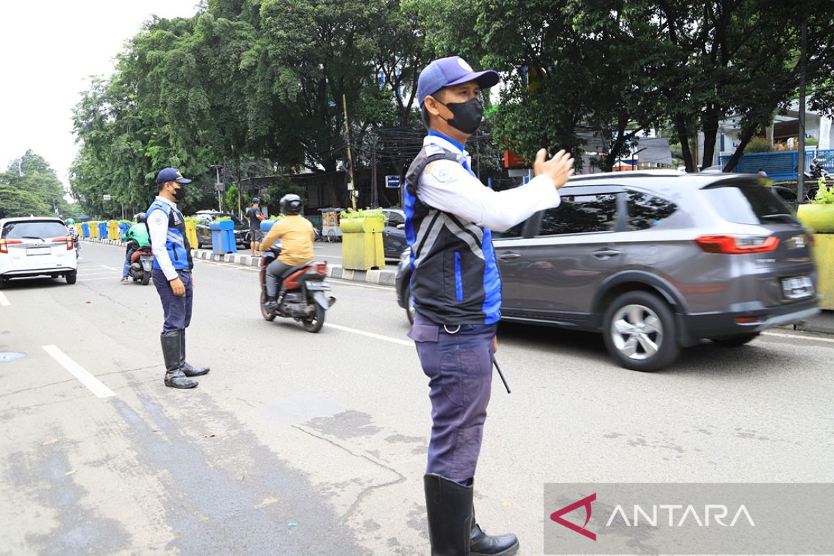 ARUS MUDIK - Dishub Tangerang siagakan petugas di pusat belanja antisipasi kemacetan
