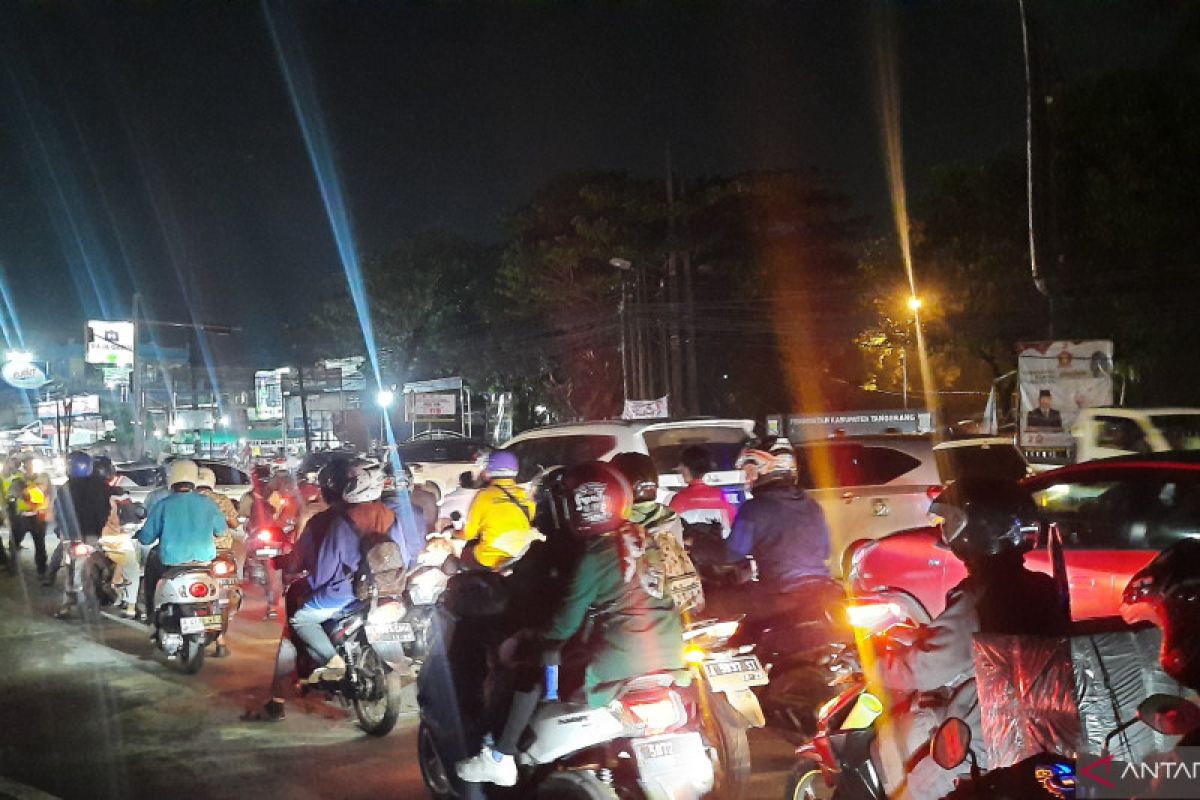 ARUS MUDIK - Jalur arteri Tangerang menuju Merak dipadati kendaraan mudik