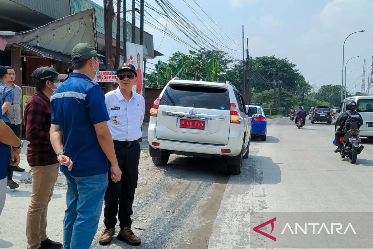 Bupati Bekasi pastikan kualitas perbaikan jalan untuk jalur alternatif mudik