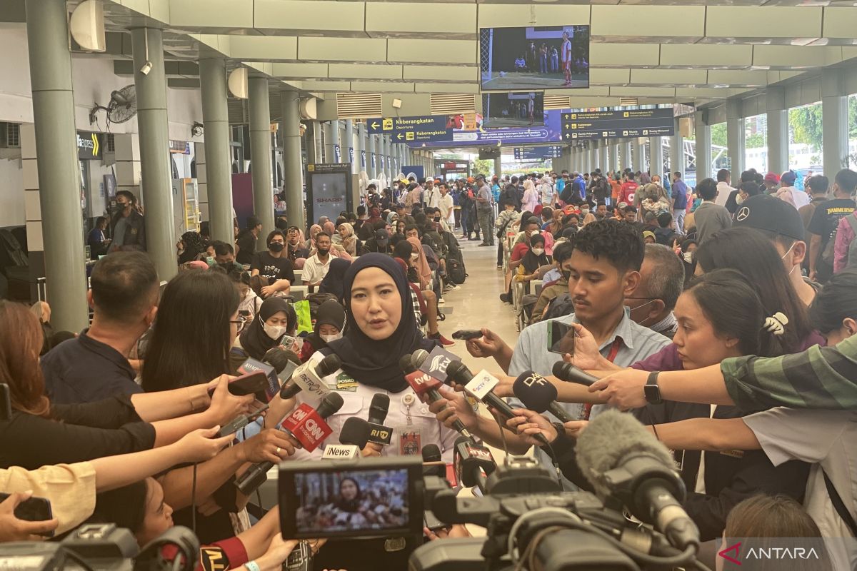 Some 18 thousand passengers depart Jakarta's Gambir Station