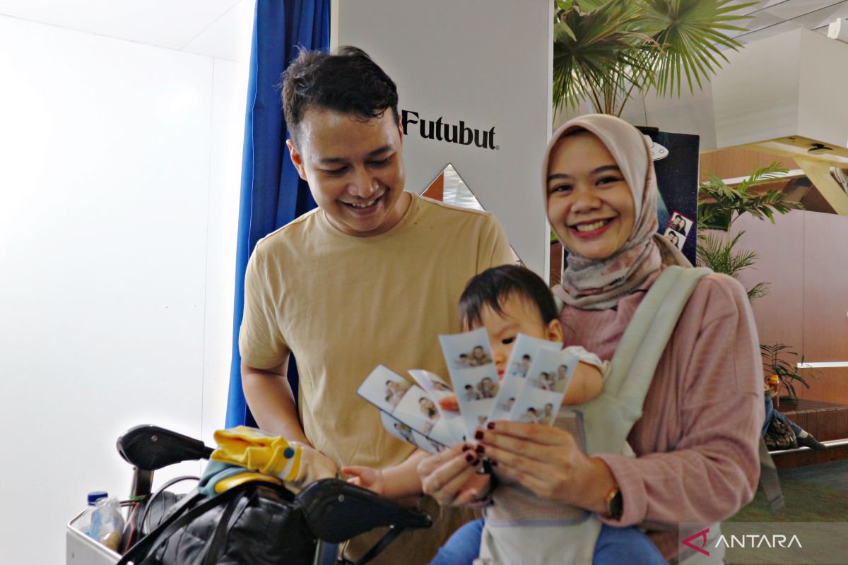 Keseruan pemudik berfoto di "Photo Booth" Bandara Soetta