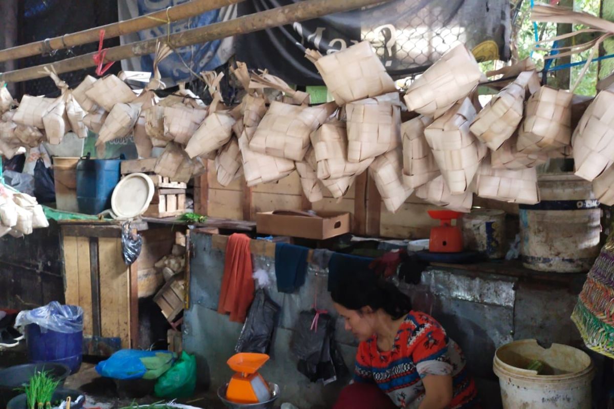 Penjualan ketupat di Palembang meningkat jelang Lebaran 2023