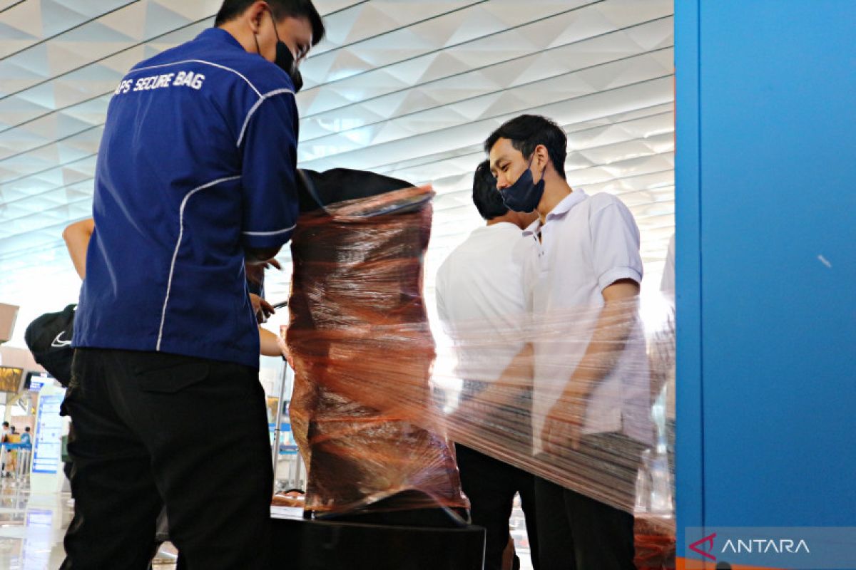 Pemasukan jasa wrapping di Bandara Soetta tembus puluhan juta sehari