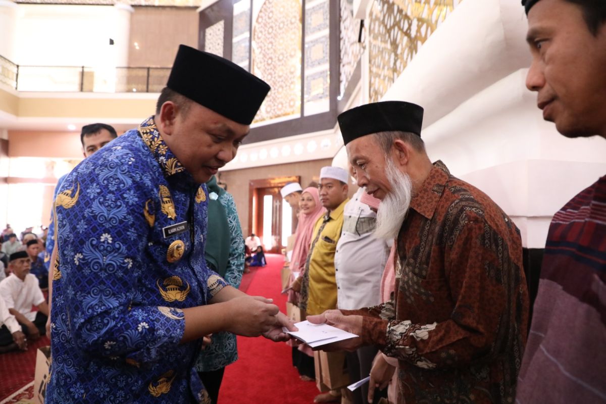 Bupati Bantaeng salurkan insentif guru mengaji dan imam masjid