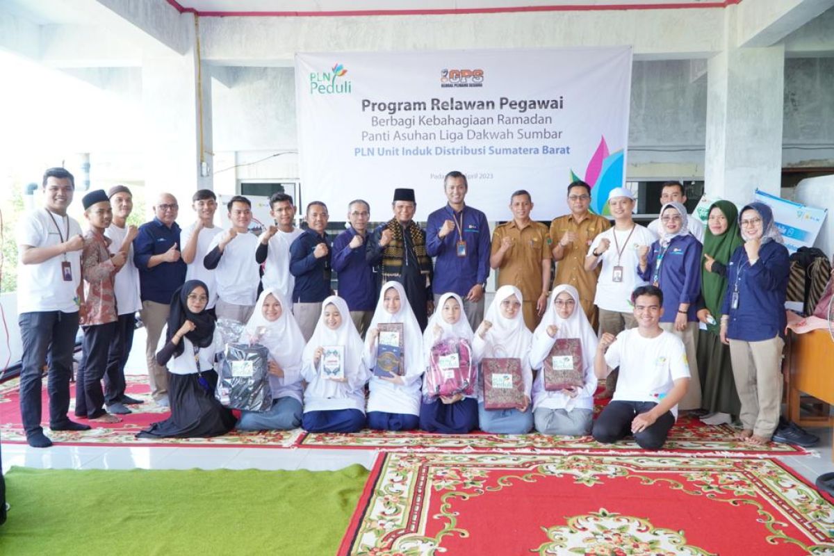 Penghujung Ramadan, PLN berbagi kebahagiaan dengan 138 santriwati dan guru