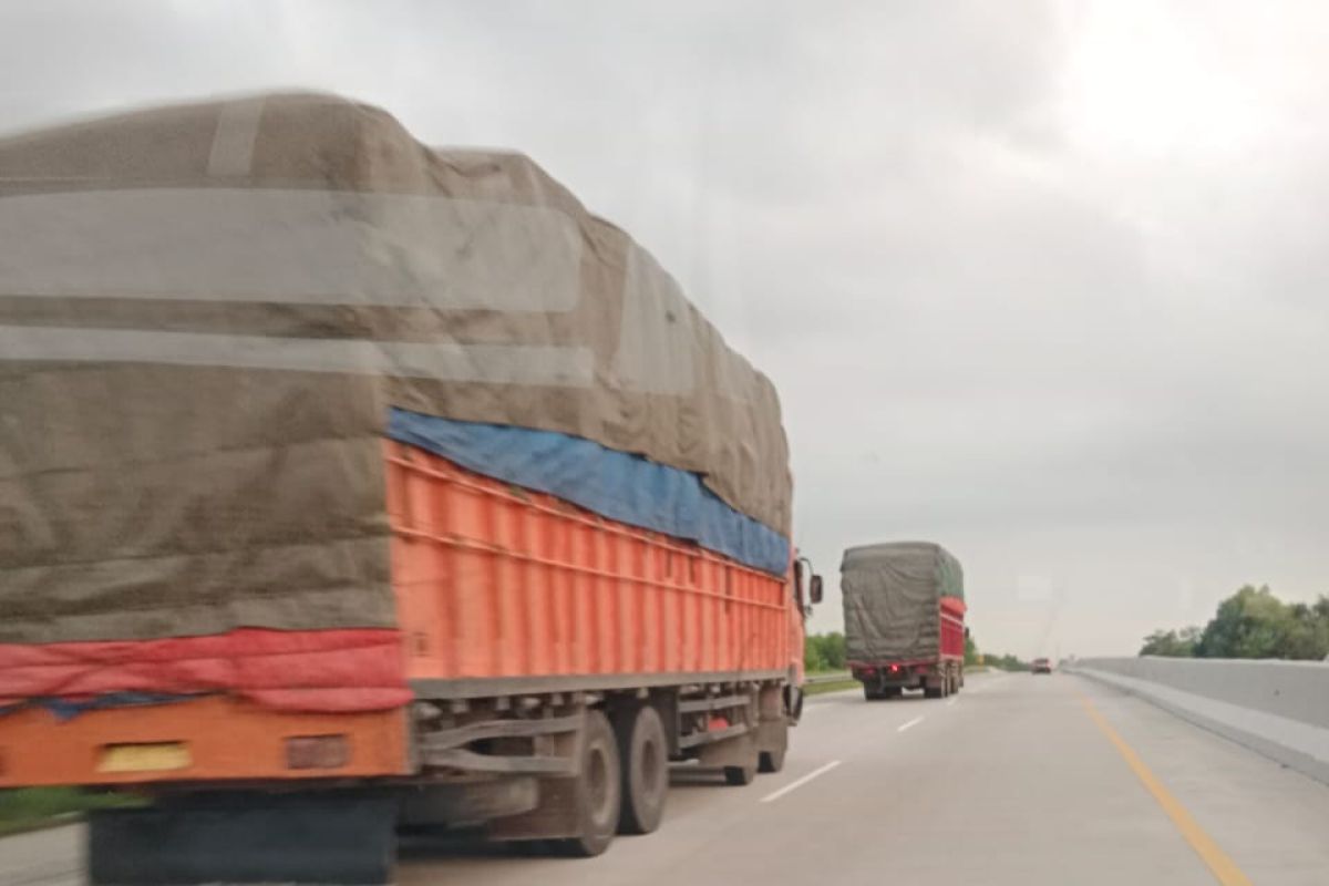 Truk masih melintasi Jalan Tol Trans Sumatera