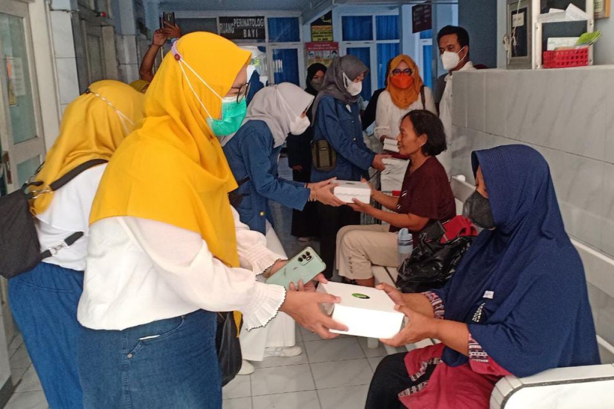 IKA Unair bagikan ratusan paket makanan di lima RS Tulungagung