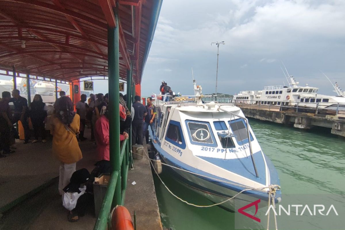 Pemudik rela antre berjam-jam demi dapat tiket kapal di pelabuhan Tanjungpinang