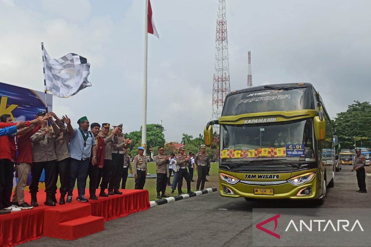 ARUS MUDIK - Dilepas Kapolda Riau, 121 pemudik pulang kampung gratis
