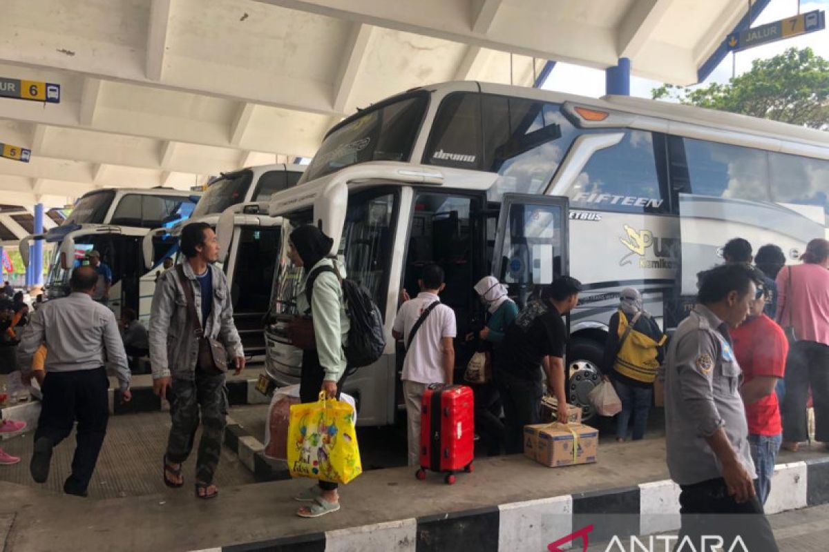 Sebanyak 74 bus tercatat berangkat dari Terminal Mengwi dalam setengah hari