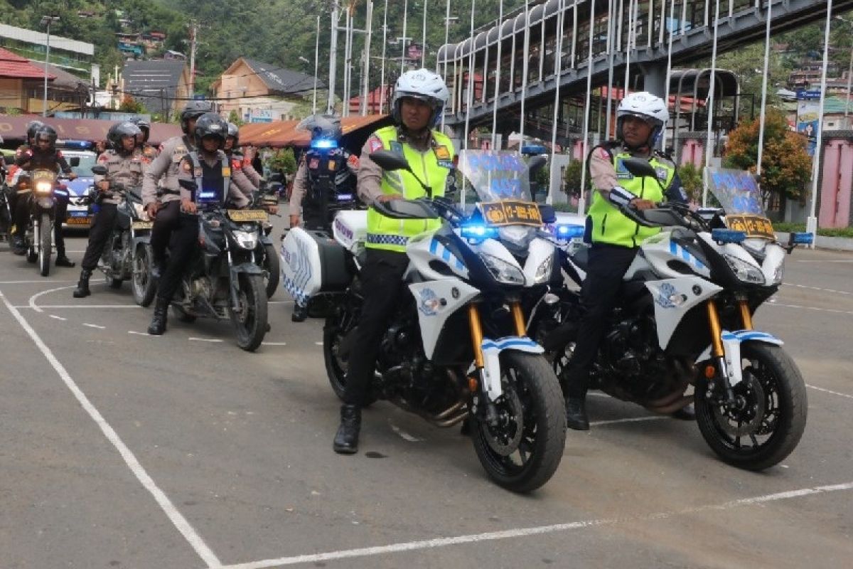 Personel operasi Ketupat Cartenz Polda Papua gelar patroli di Jayapura