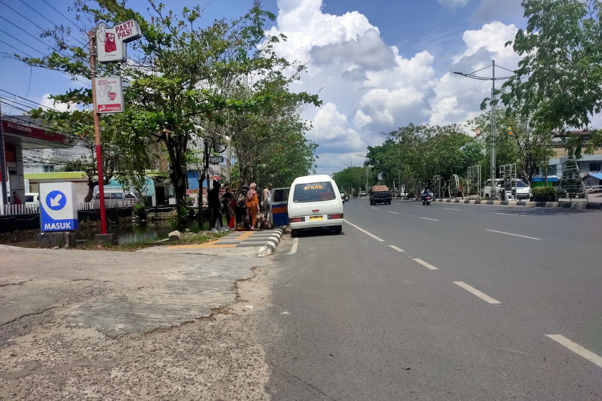 ARUS MUDIK - Sejumlah pemudik gunakan angkutan umum di luar Terminal Banjarmasin