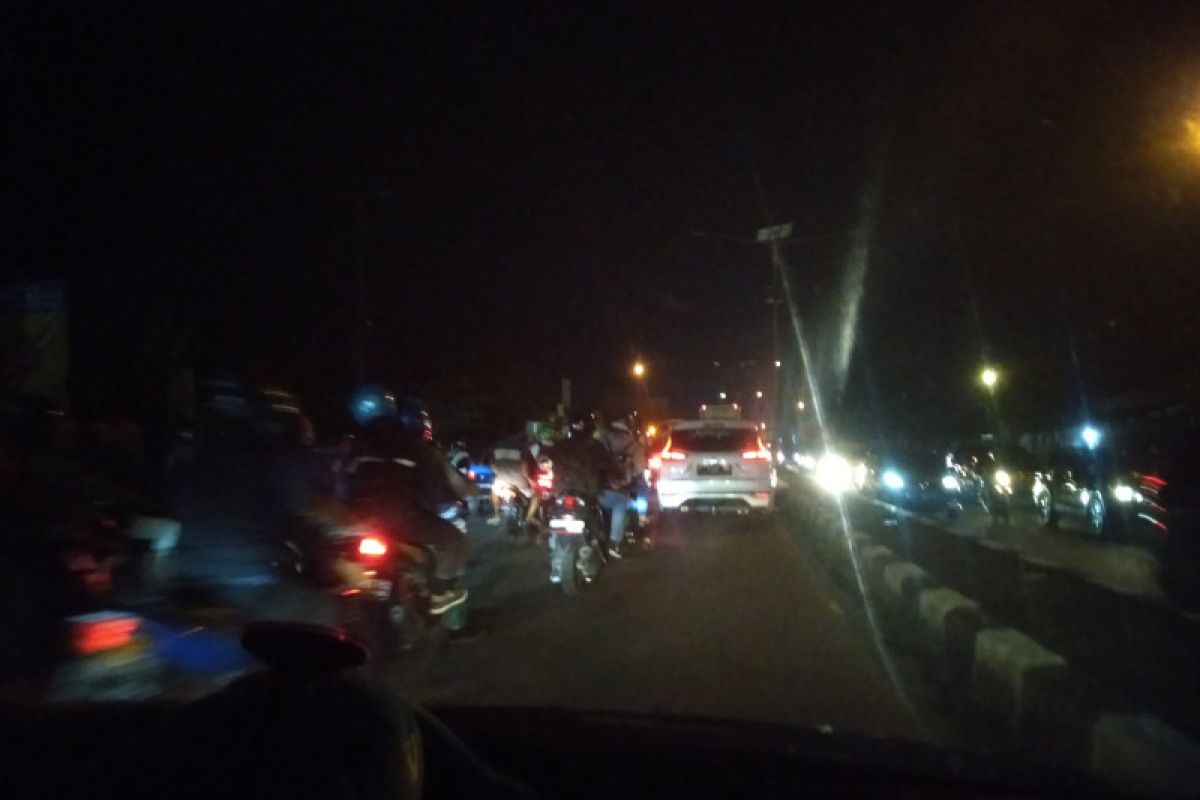 Pemudik sepeda motor padati jalan arteri hingga jalur Pantura Karawang Rabu malam