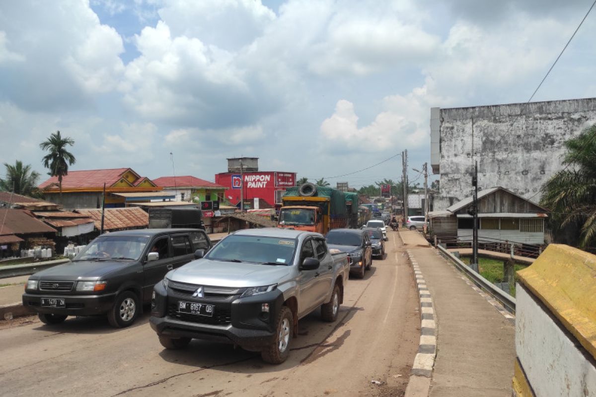 Sejumlah ruas Jalan Lintas Timur Sumatera macet