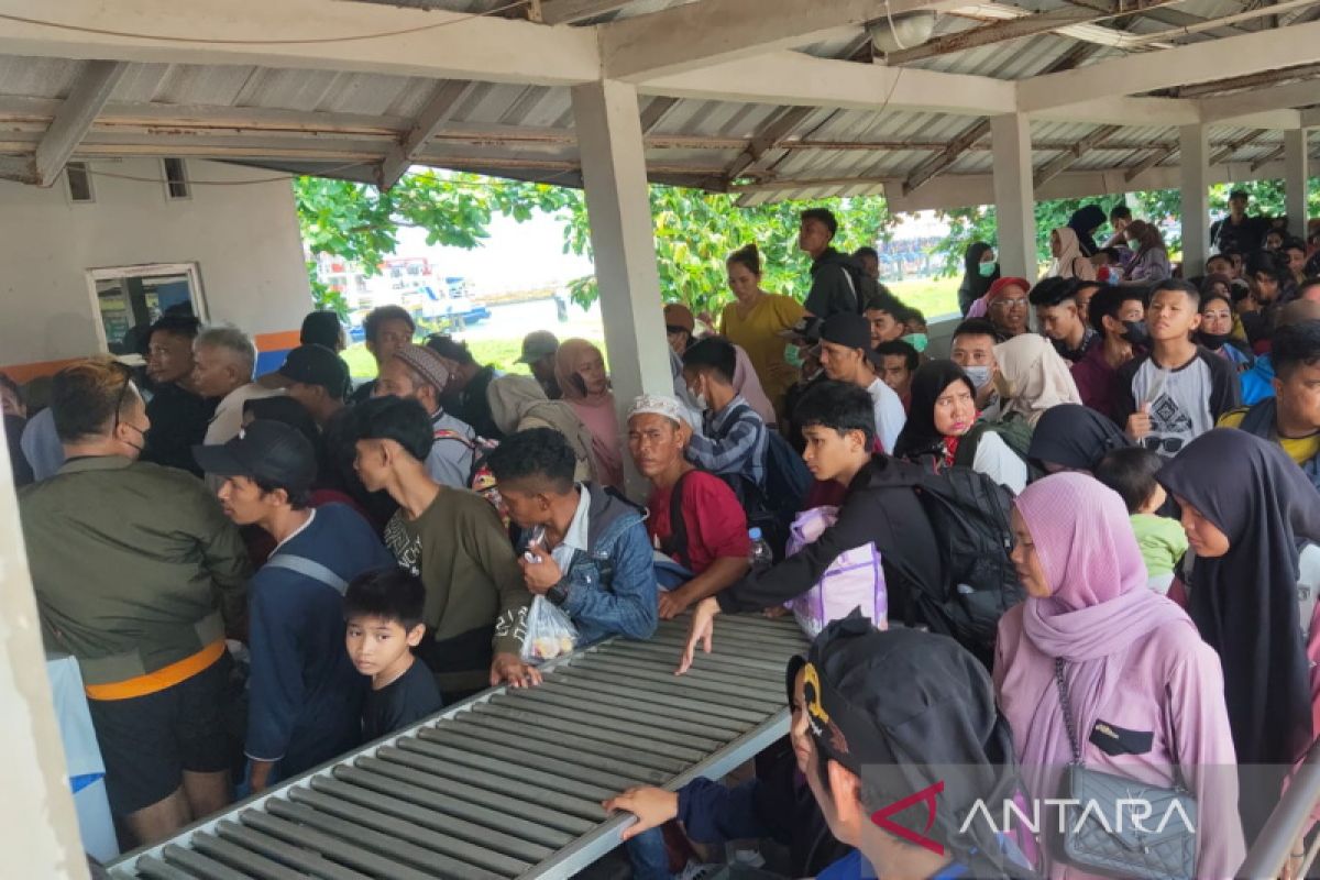 Arus mudik - Pelabuhan Tanjungkalian berangkatkan 5.346 penumpang menuju Sumatera