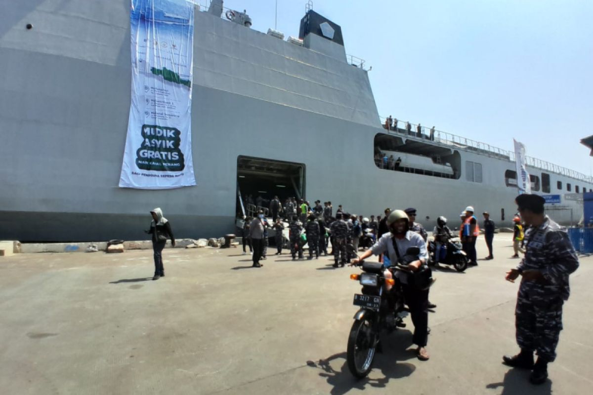 Sebanyak 509 pemudik sepeda motor tiba di Semarang dengan kapal perang