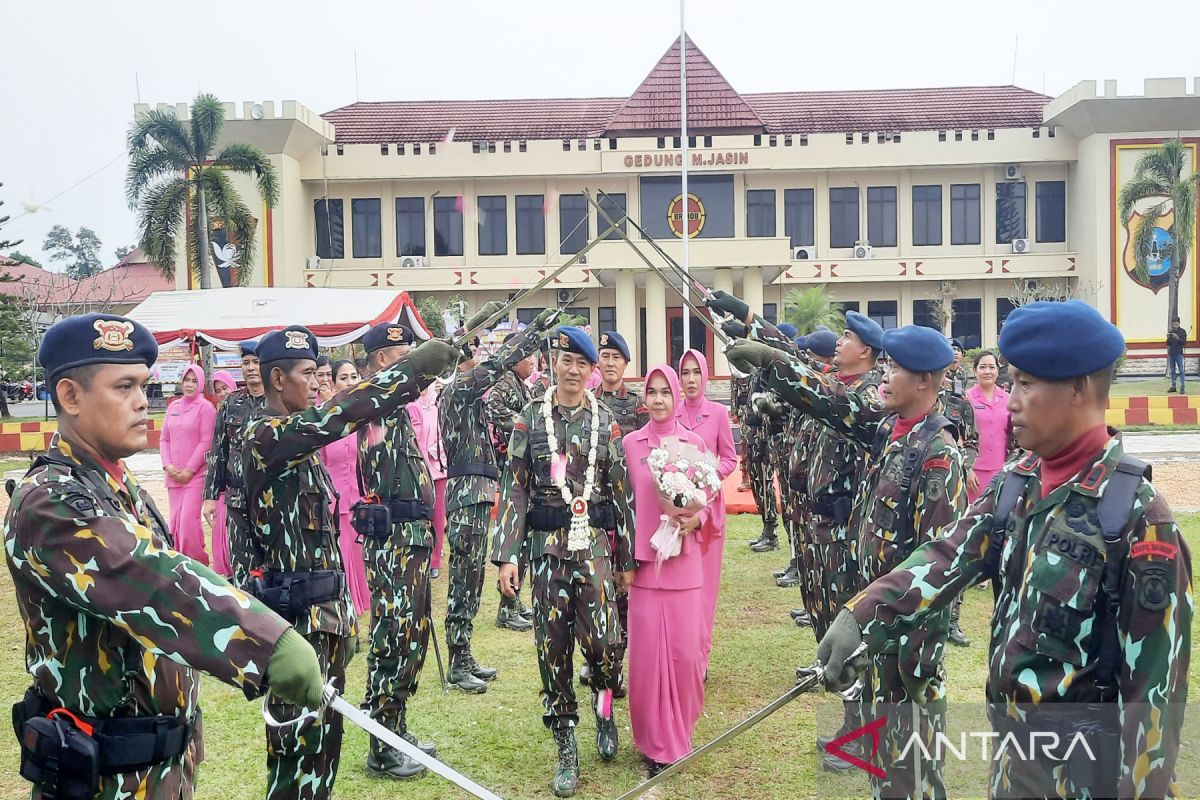 Tradisi gerbang pora lepas Ronny dan sambut Muhajir sebagai Dansat Brimob