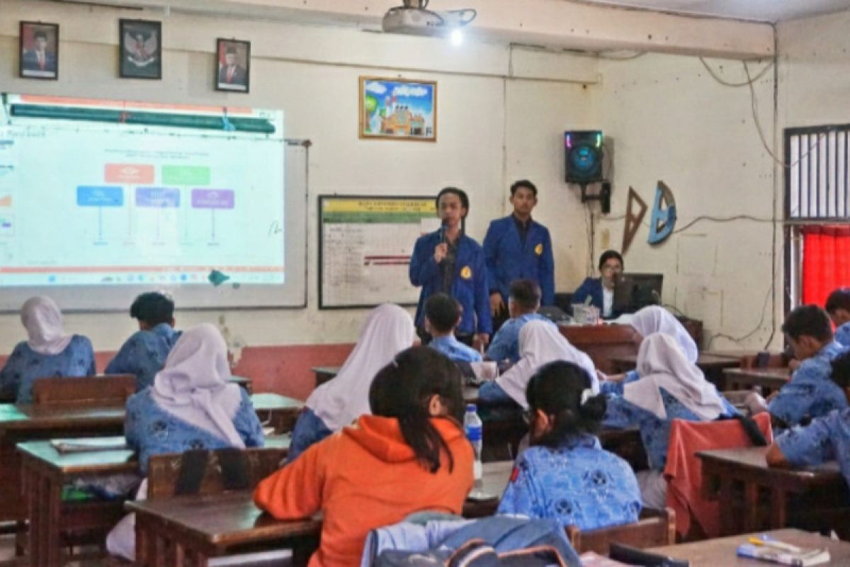 Mahasiswa Ilkom USM gelar pelatihan bikin konten di SMAN 10 Semarang