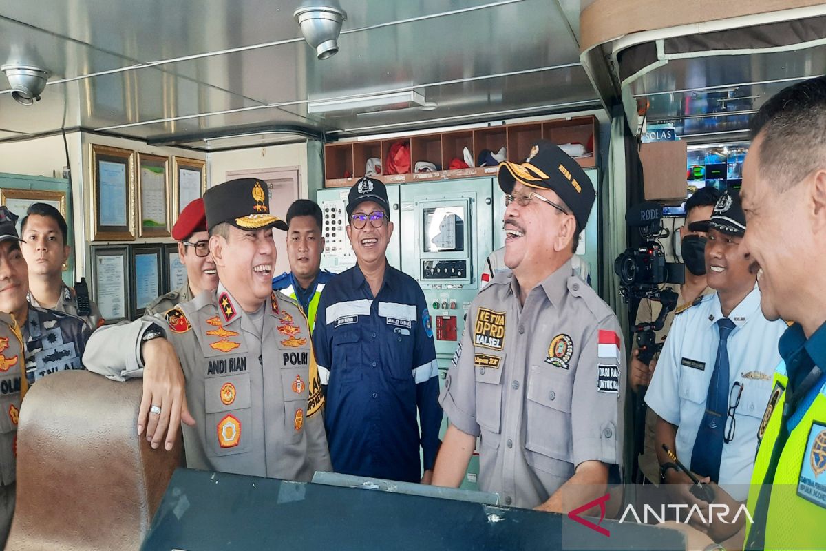 ARUS MUDIK - KM Dharma Kartika IX angkut 950 pemudik ke Surabaya pada H-3 Lebaran