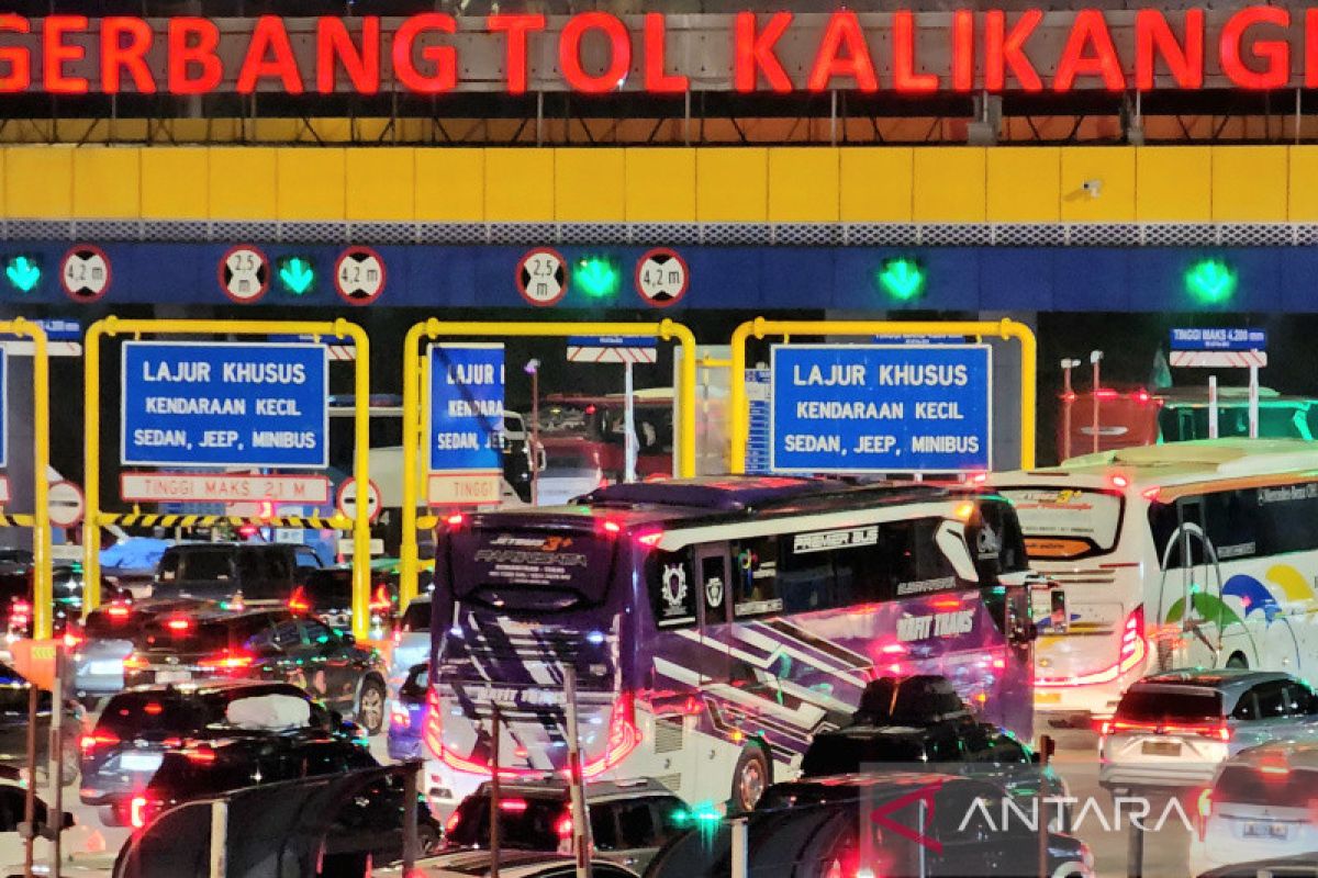 Antrean kendaraan di gerbang Kalikangkung sangat padat pada Rabu malam